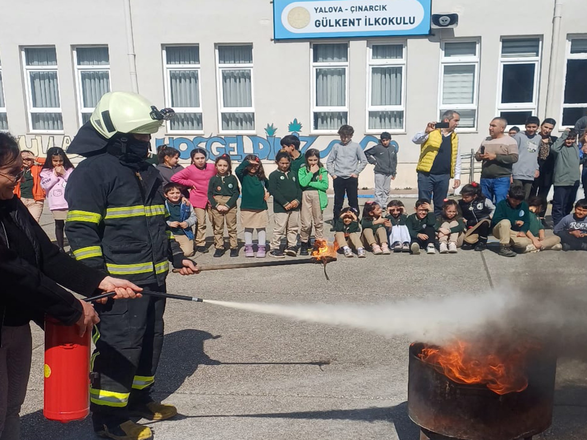 ÇINARCIK İTFAİYESİ’NDEN ÖĞRENCİLERE YANGIN GÜVENLİĞİ EĞİTİMİ