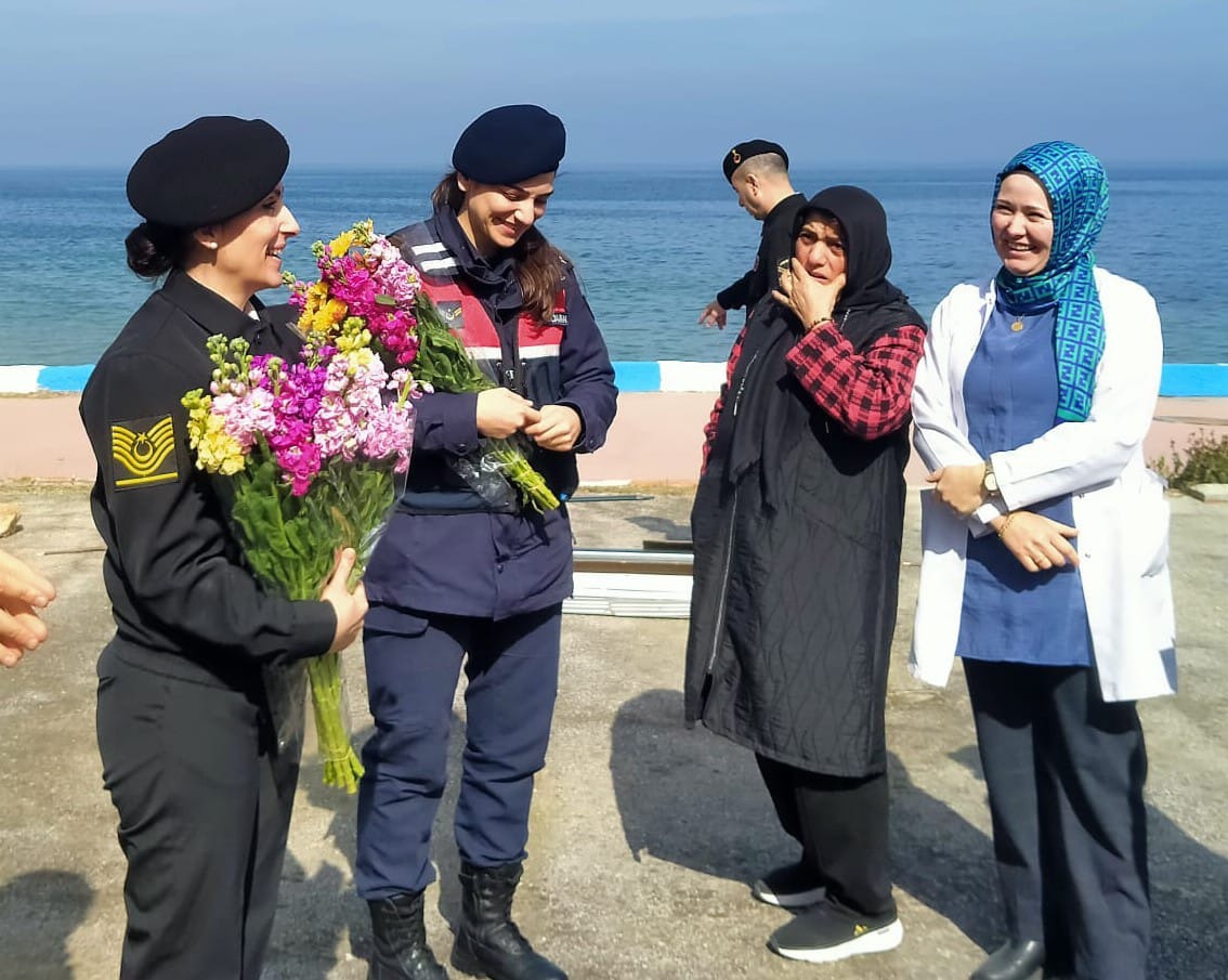 JANDARMADAN KADINLARA ANLAMLI HEDİYE