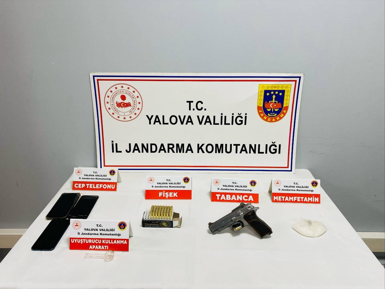 JANDARMA YOL KONTROLÜNDE ARAÇTA UYUŞTURUCU MADDE YAKALADI