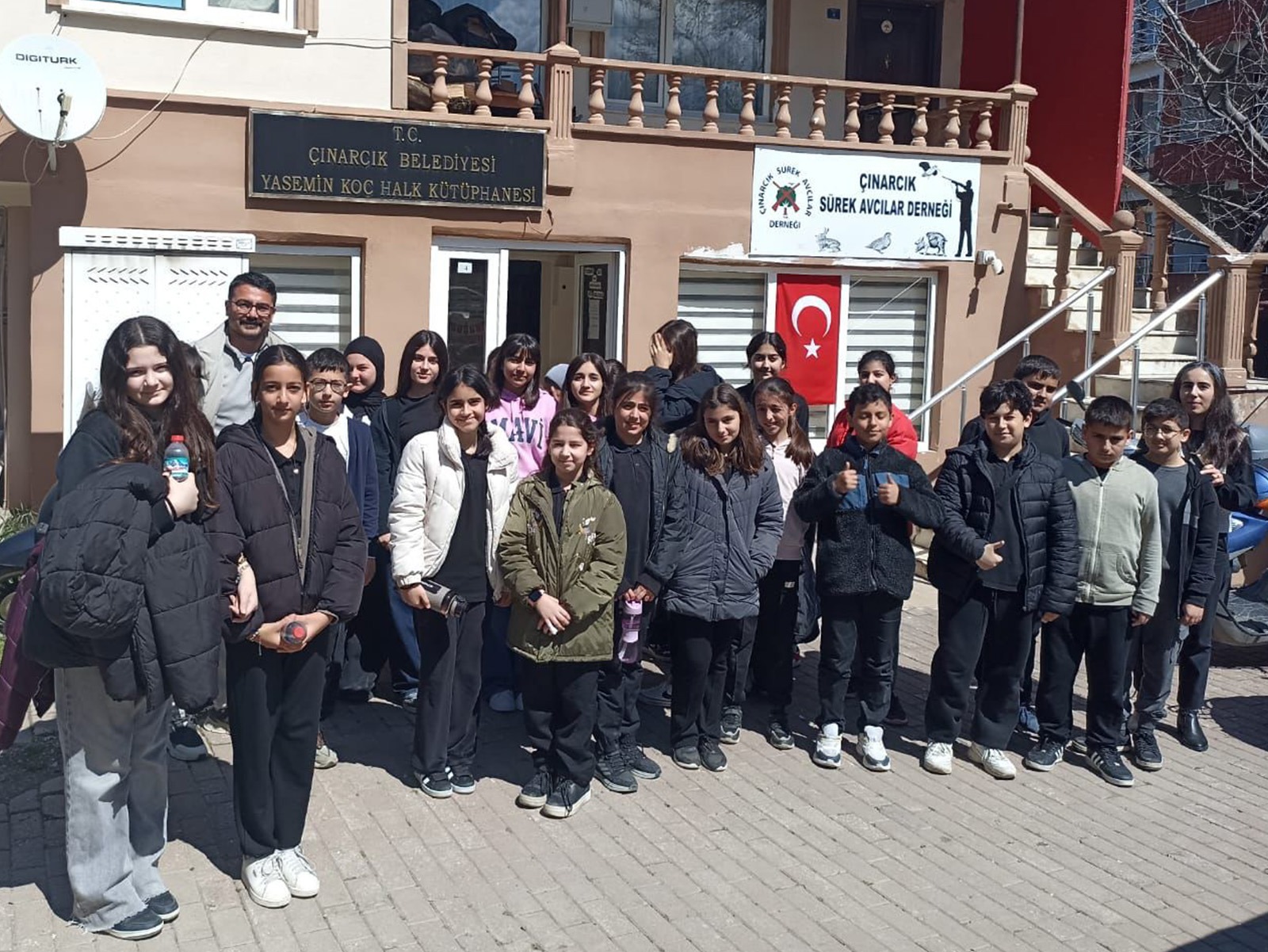 ÇINARCIK YASEMİN KOÇ HALK KÜTÜPHANESİNDE YAZAR VE  ÖĞRENCİ BULUŞMASI 