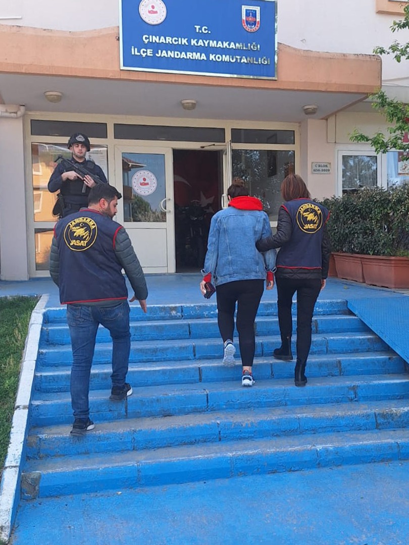 ÇINARCIK’TA FİRARİ KADIN YAKALANDI