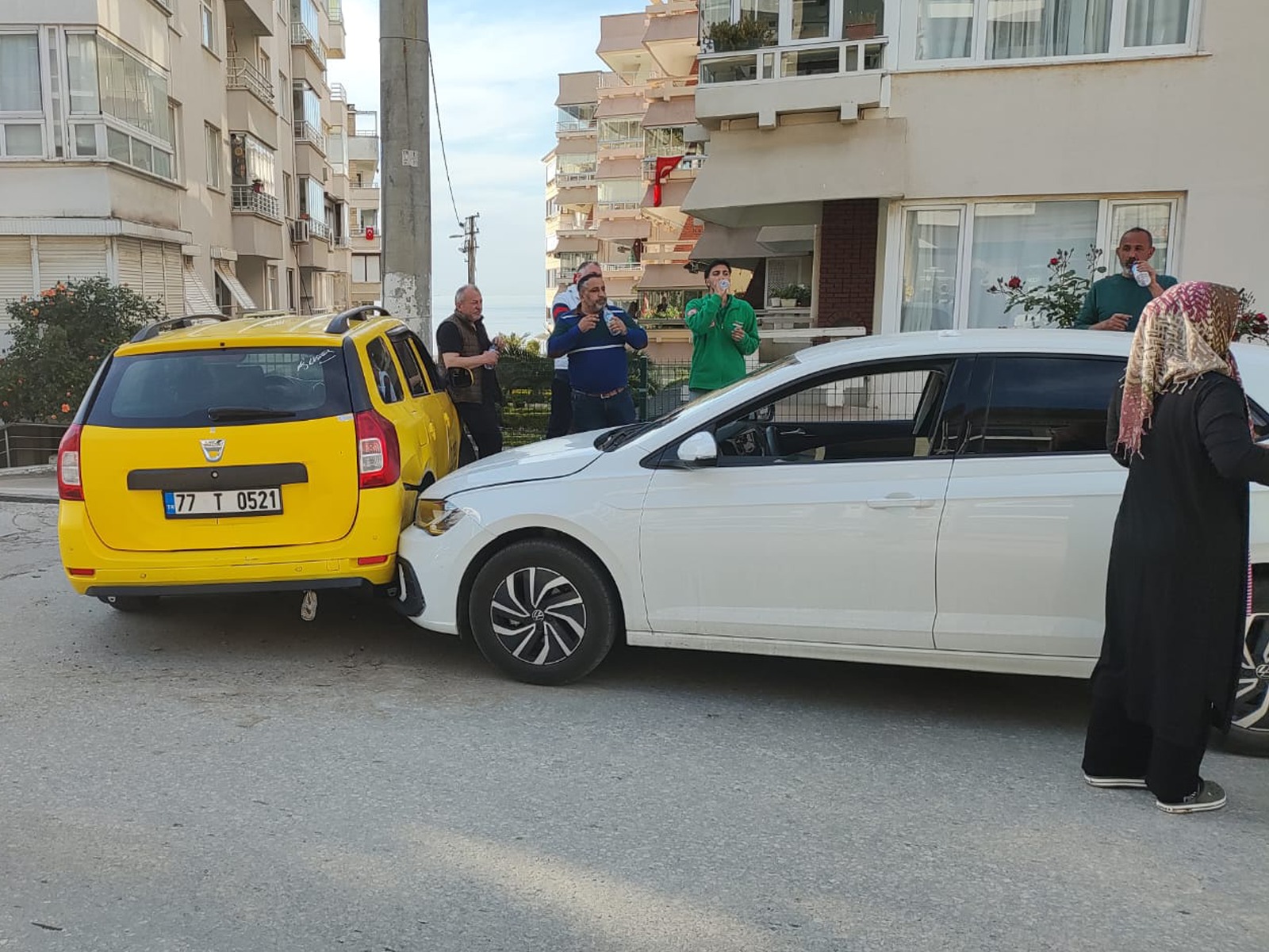 ÇINARCIK’TA TİCARİ TAKSİ İLE OTOMOBİL ÇARPIŞTI