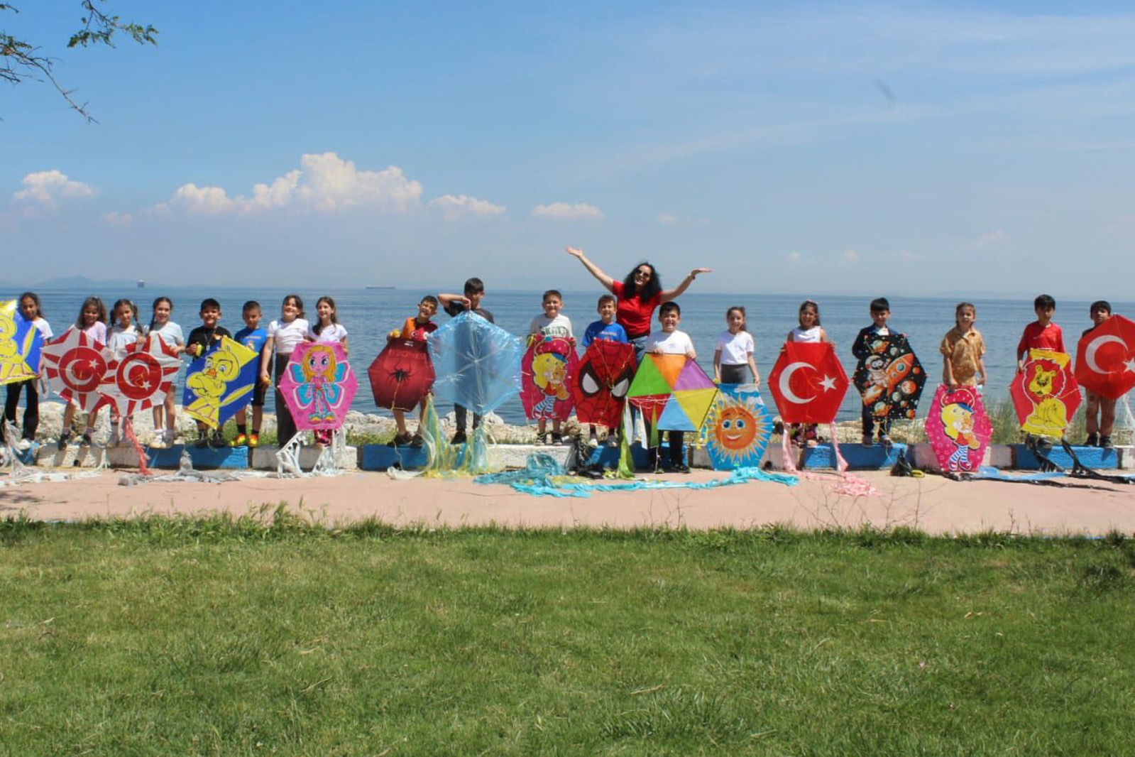 UÇURTMALARLA GÖKYÜZÜNÜ BOYADILAR