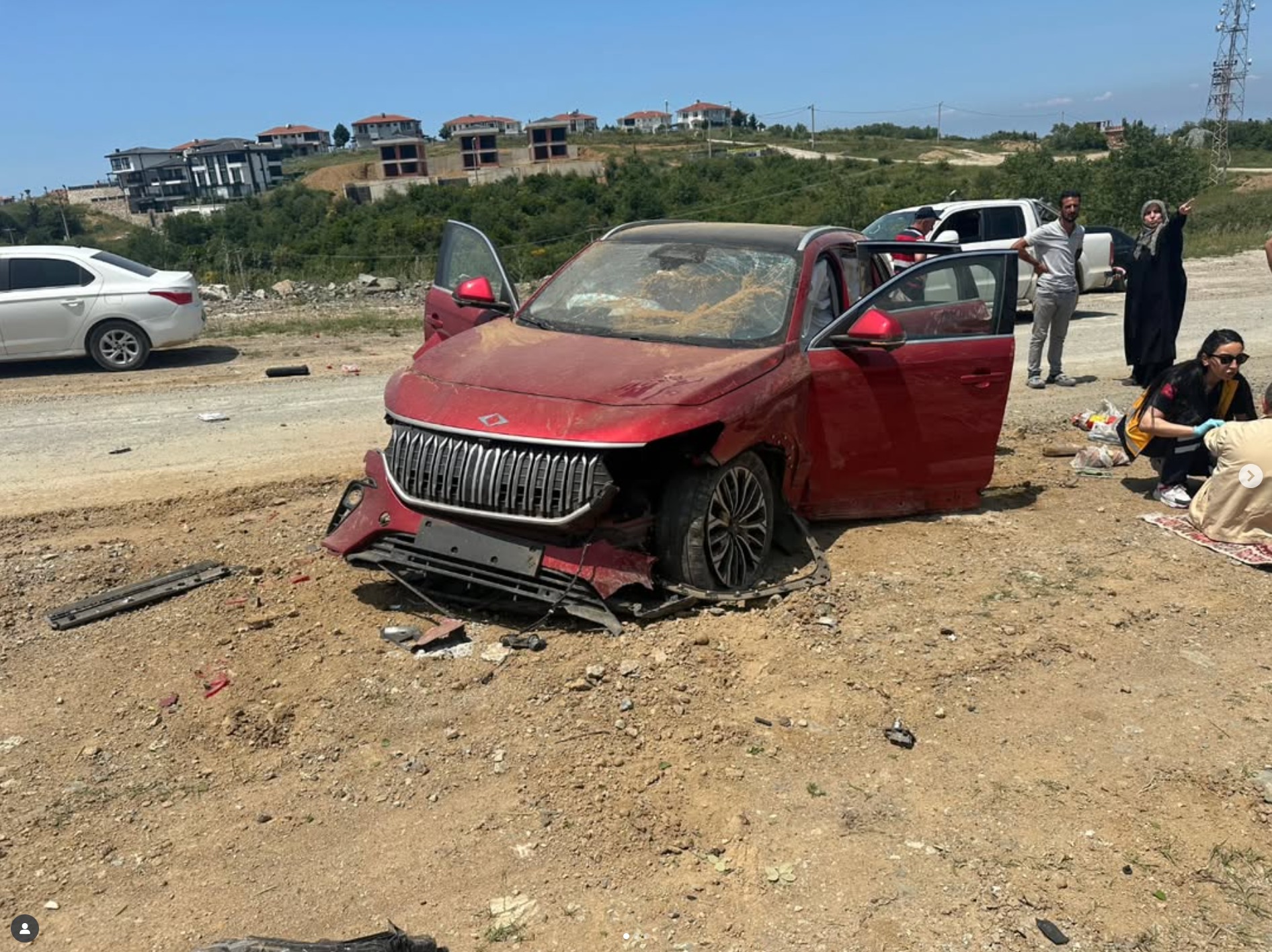 YALOVA'DA ELEKTRİKLİ OTOMOBİL 4 METREDEN DÜŞTÜ