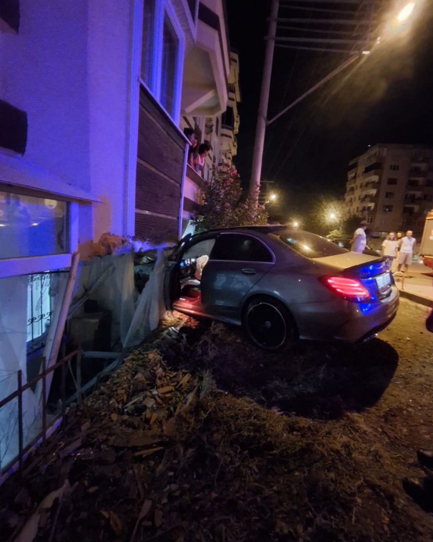 ÇINARCIK’TA TRAFİK KAZASI: ARABA BİNAYA GİRDİ