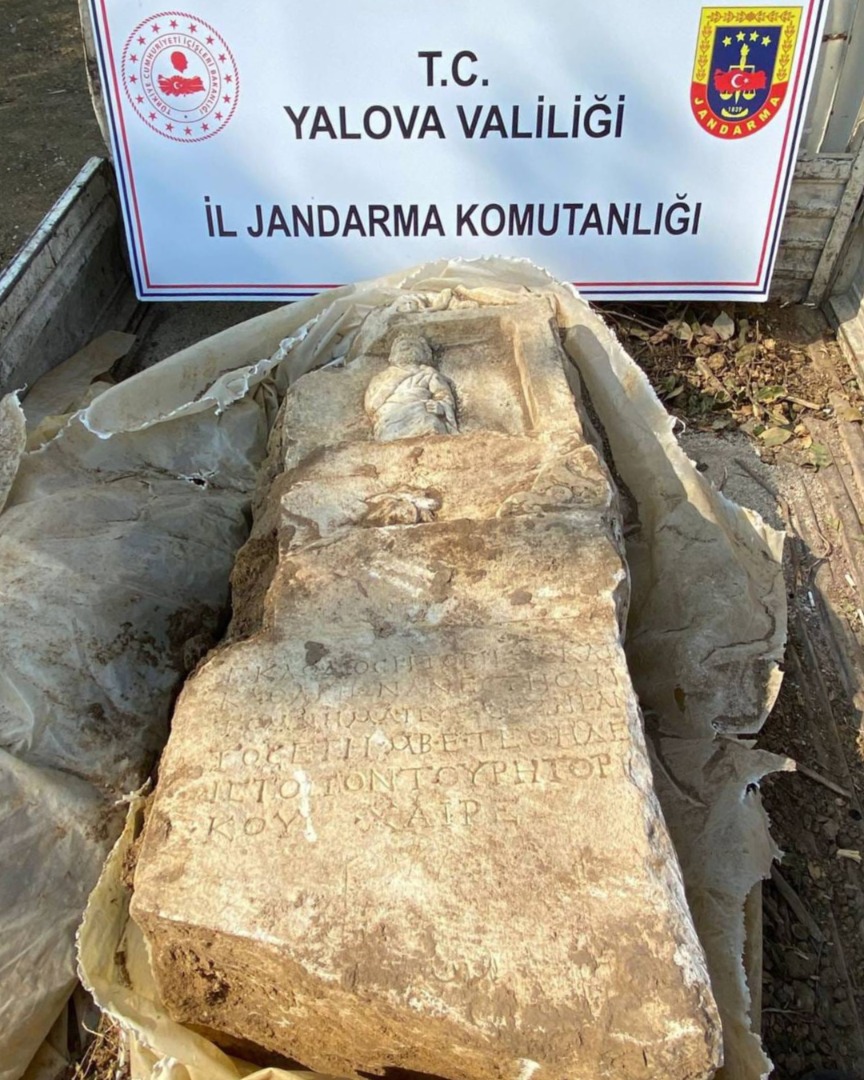 ÇINARCIK'TA ROMA DÖNEMİNE AİT MEZAR TAŞI ELE GEÇİRİLDİ