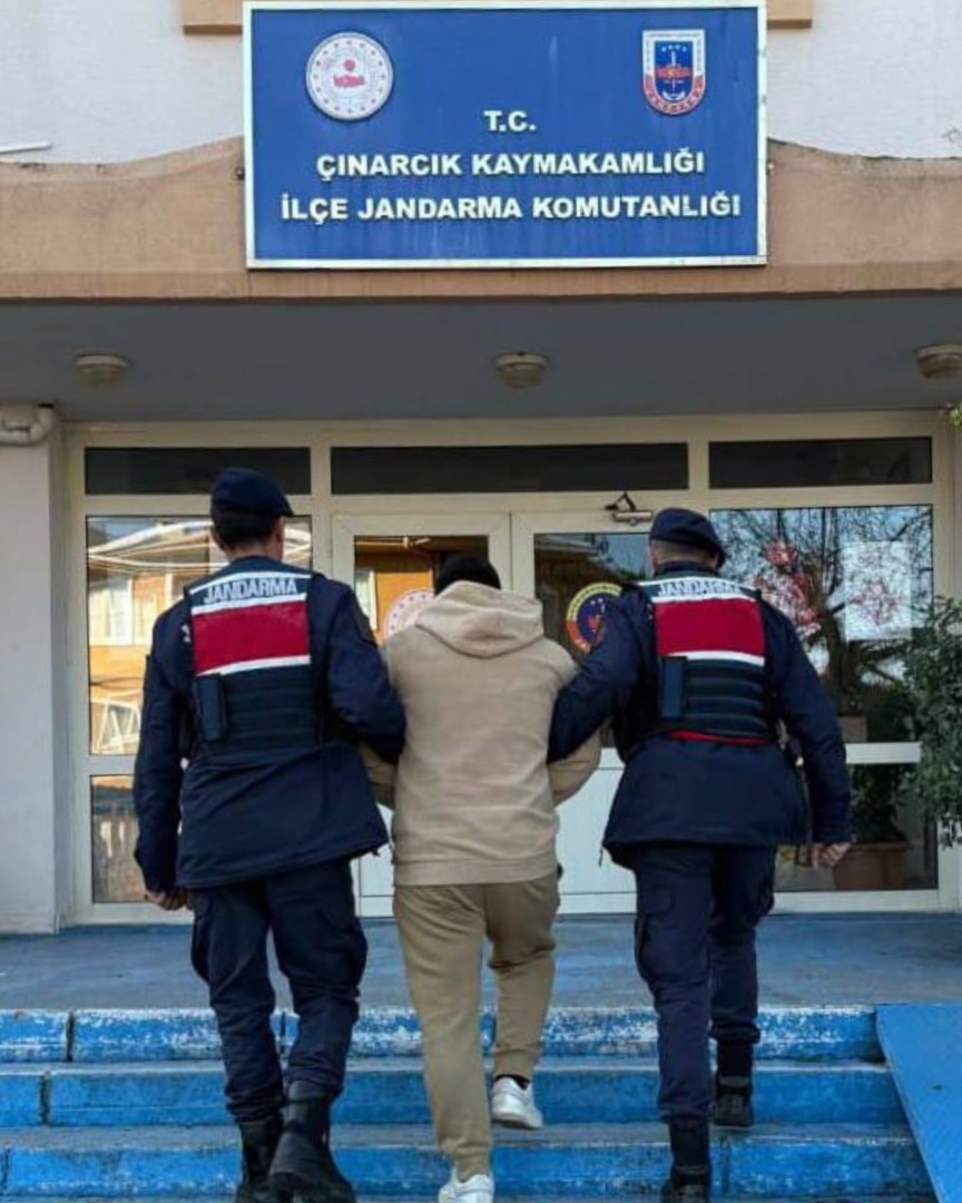 ÇINARCIK'TA KIRMIZI BÜLTENLİ ŞAHIS YAKALANDI