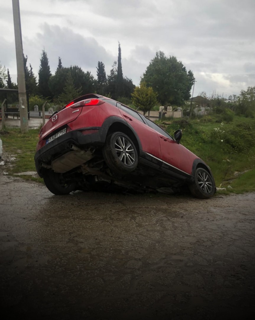 ÇINARCIK'TA ARAÇ SU HENDEĞİNE DÜŞTÜ