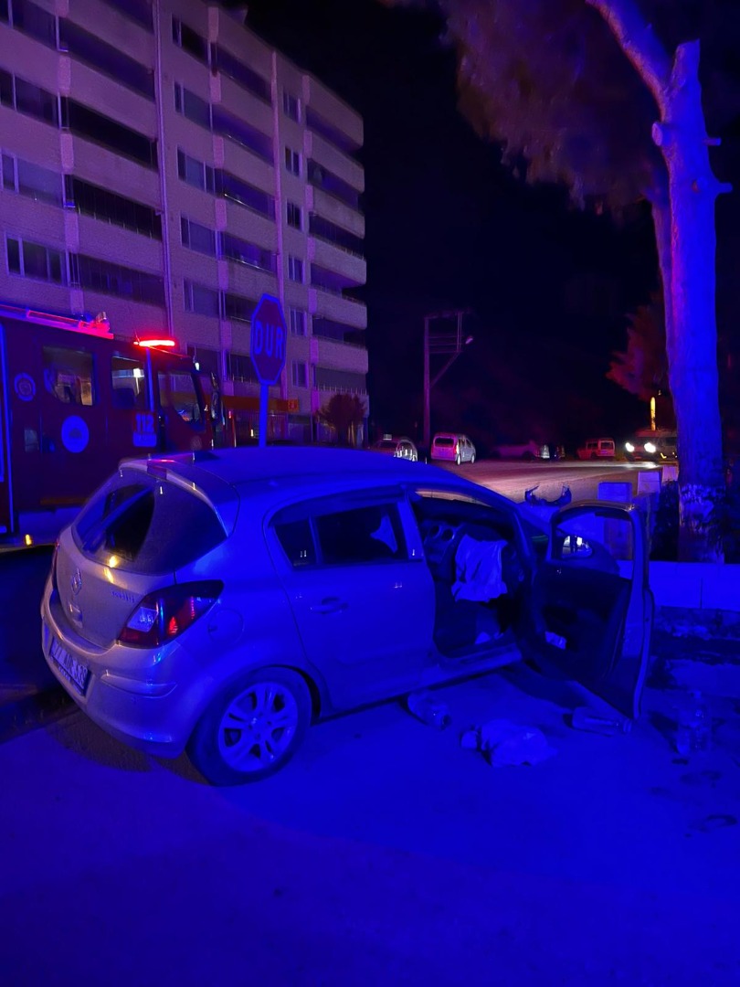 ÇINARCIK'TA GECE SAATLERİNDE KAZA! KONTROLDEN ÇIKAN OTOMOBİL REFÜJE ÇARPTI